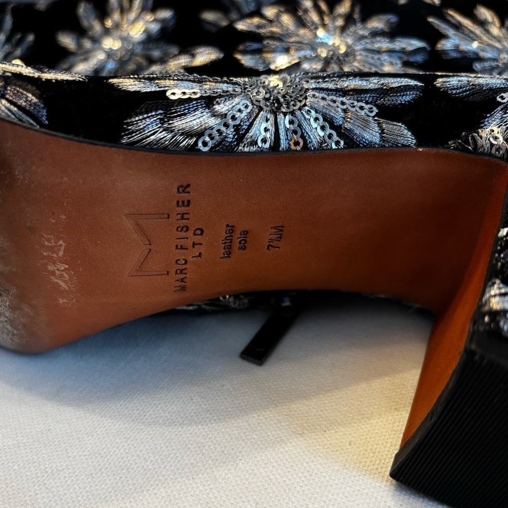 Marc Fisher Grazie Sequin Velvet Booties in black and
Black Ankle Boots sz 7.5 - Picture 4 of 6